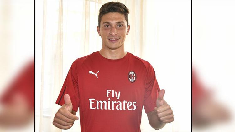 Nama Mattia Caldara bakal terlihat mencolok di daftar skuad AC Milan untuk Liga Champions (Champions League) 2023/2024. - INDOSPORT