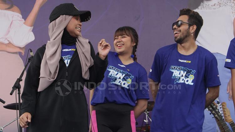 Ayu Putri Sundari, Ghea Indrawari, dan Glenn Samuel bercanda diatas panggung.
