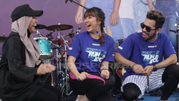 Ayu Putri Sundari, Ghea Indrawari, dan Glenn Samuel bercanda diatas panggung.