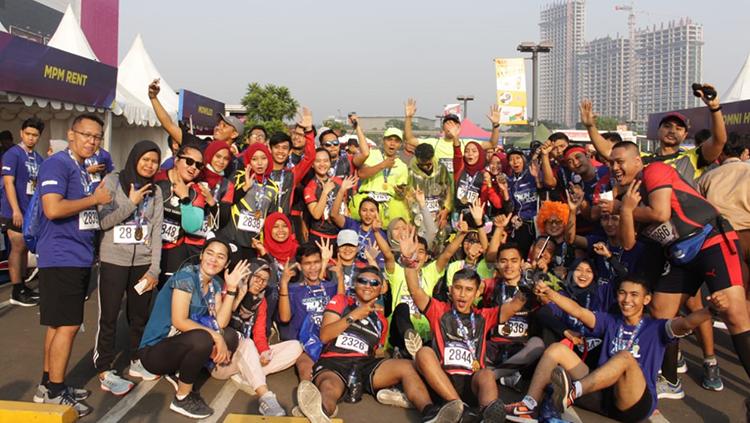 Peserta Run with Indonesia Idol 2018 beramai-ramai saat difoto.