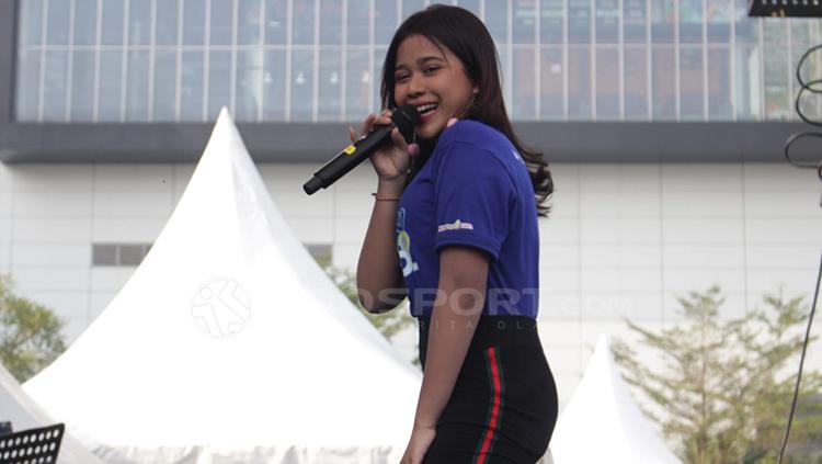 Senyum manis Bianca Jodie Maurinne saat membawakan sebuah lagu.