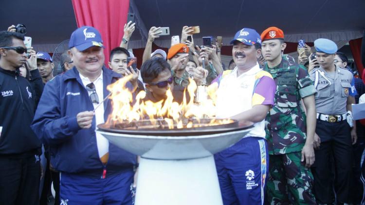 Panglima TNI Hadi Tjahjanto dan Gubernur Sumsel Alex Noerdin menyalakan obor Asian Games 2018.
