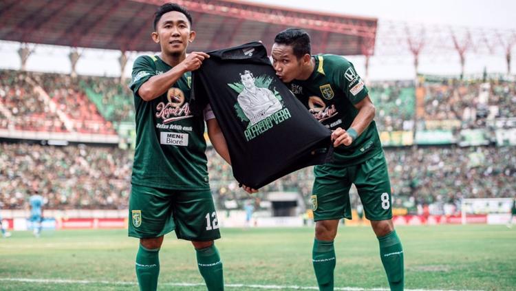 Rendi Irawan Saputra dan Oktafianus Fernando memperlihatkan baju dengan wajah Alfredo Vera.