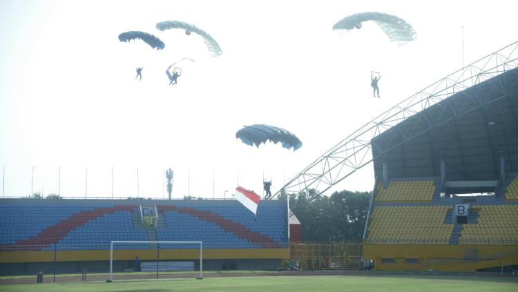 Atraksi udara oleh TNI di acara kirab obor Asian Games 2018. Copyright: Puspen TNI