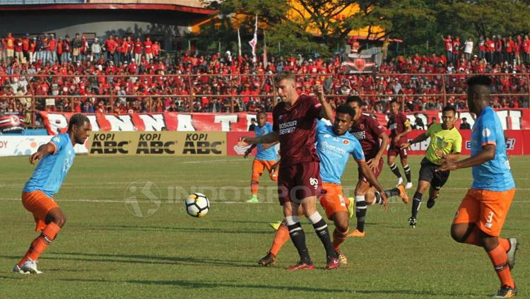 Situasi pertandingan PSM Makassar vs Perseru Serui.