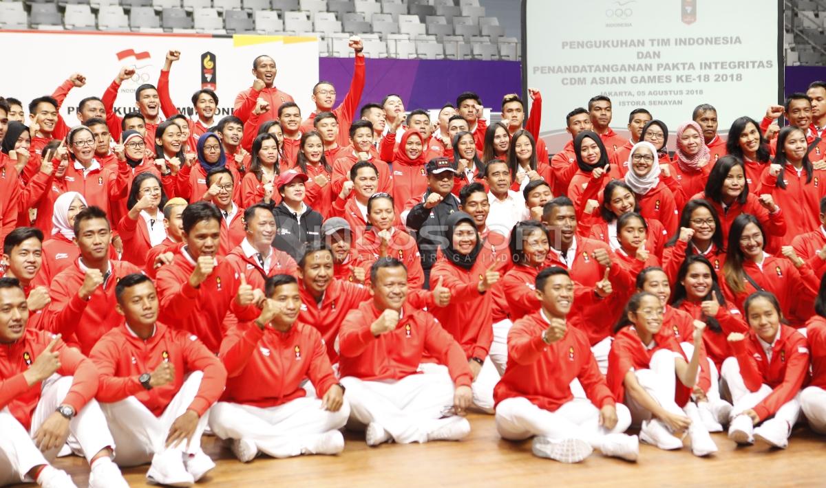 Para atlet Asian Games 2018 foto bersama dengan Menpora Imam Nahrawai, Menko PMk Puan Maharani, CdM Komjen Syafruddin dan Ketua Koni Tono Suratman.