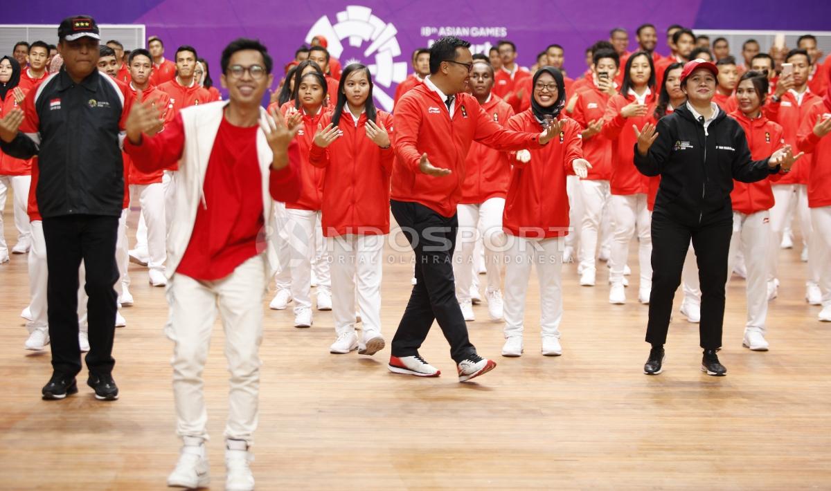 Menpora Imam Nahrawai, Menko PMK Puan Maharani, CdM Komjen Syafruddin bersama para Atlet Asian Games 2018 melakukan koreografi dengan lagu theme song Asian Games, Meraih Bintang.