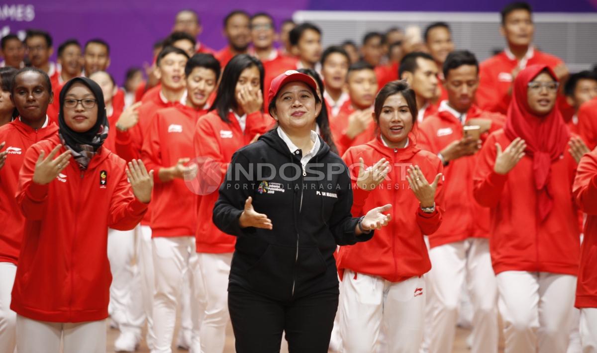 Menko PMK Puan Maharani bersama para Atlet Asian Games 2018 melakukan koreografi dengan lagu theme song Asian Games, Meraih Bintang.