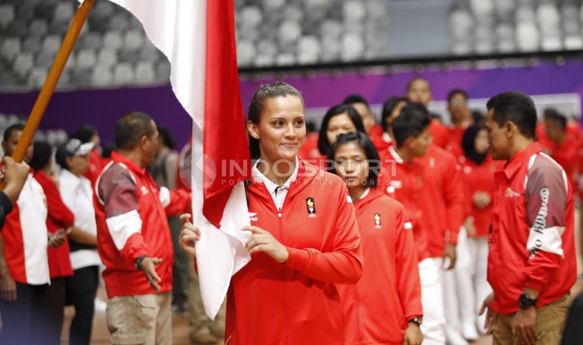 Atlet Jiu-Jitsu, Simone Julia saat prosesi mencium bendera merah putih.