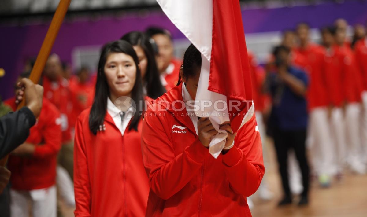 Salah satu atlet kontingan Indonesia untuk Asian Games 2018 mencium Bendera Merah Putih.
