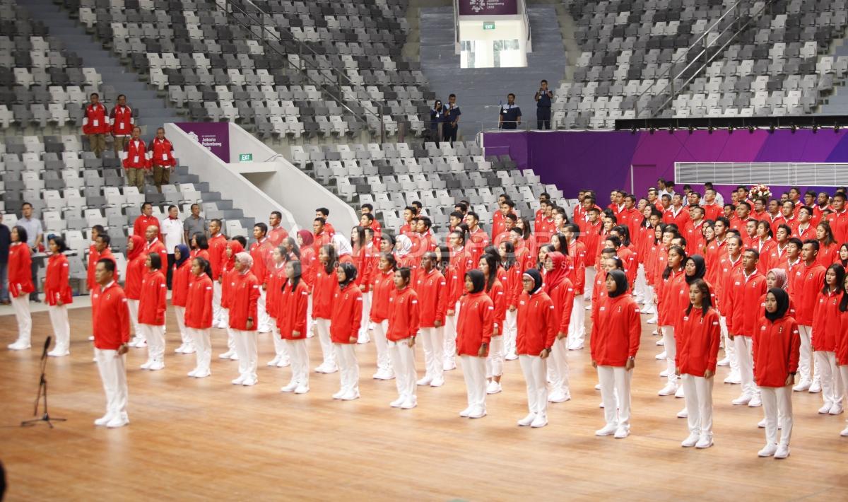 Penyerahan bendera Merah Putih oleh Ketua Koi Erick Tohir kepada CdM, Komjen Syafruddin.
