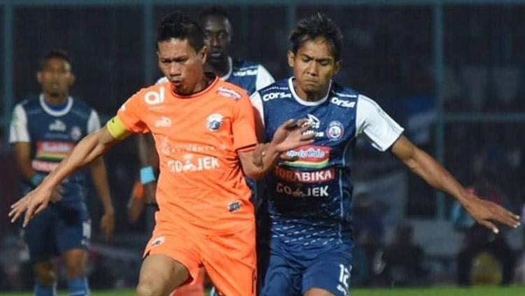 Ismed Sofyan dikawal ketat pemain arema. Copyright: Persija