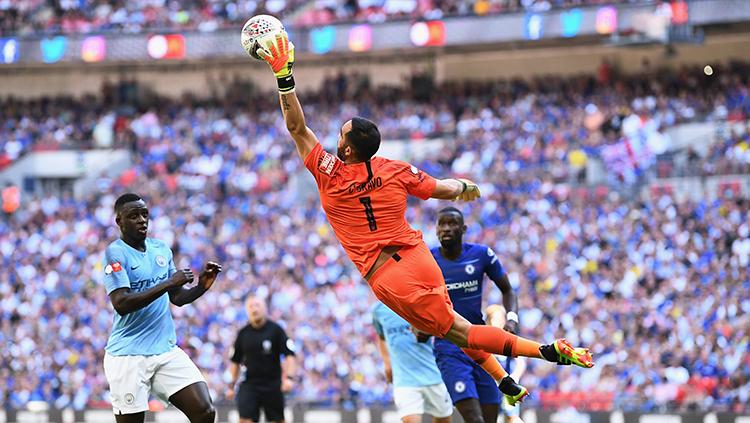 Aksi Claudio Bravo menyelamatkan gawang Man City.