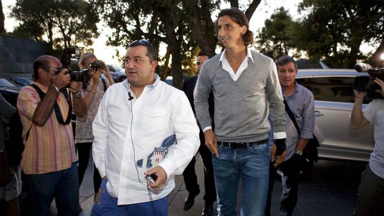 Striker gaek asal Swedia, Zlatan Ibrahimovic mendedikasikan kemenangan Scudetto alias gelar Liga Italia bersama AC Milan untuk mendiang agennya, Mino Raiola. - INDOSPORT