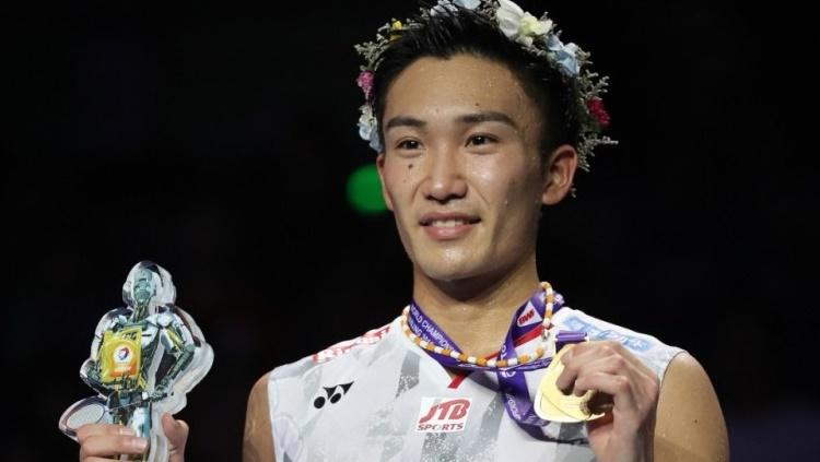 Pebulutangkis Jepang, Kento Momota Usai Raih Gelar Juara Dunia. - INDOSPORT