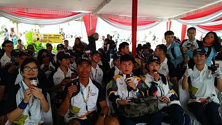 Para pelari kirab obor menikmati es krim Aice yang menjadi sponsor Asian Games 2018.