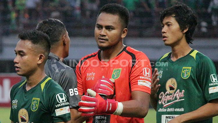 Dimas Galih bersalaman dengan tim Persebaya. Copyright: Fitra Herdian/INDOSPORT
