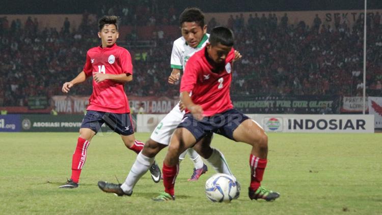 Muhammad Fajar (tengah) dikawal ketat dua pemain Kamboja.