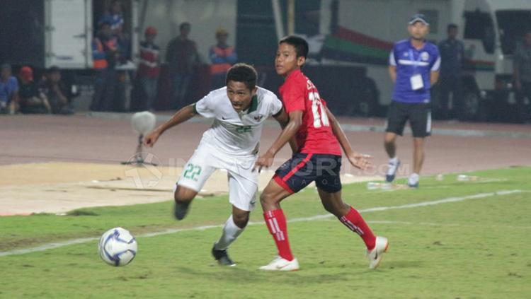 Muhammad Fajar melewati pemain Kamboja U16.