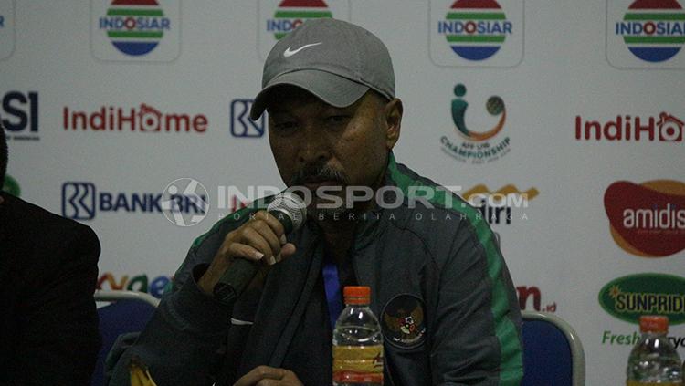 Fakhri Husaini Pantau Calon Lawannya di Semifinal AFF U-16. Copyright: Fitra Herdian/INDOSPORT