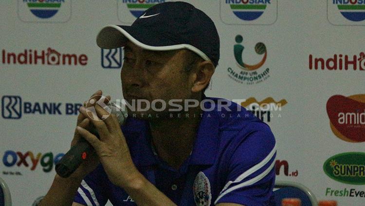 Pelatih Kamboja Lee Taehoon saat konfrensi pers. Copyright: Fitra Herdian/INDOSPORT