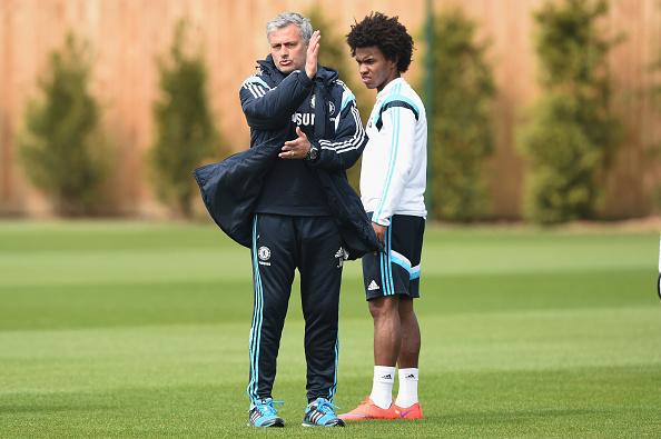 Jose Mourinho (kiri) saat masih melatih di Chelsea bersama Willian. Copyright: INDOSPORT