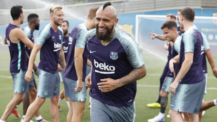 Arturo Vidal mengikuti sesi latihan perdana di Barcelona. Copyright: Barcelona