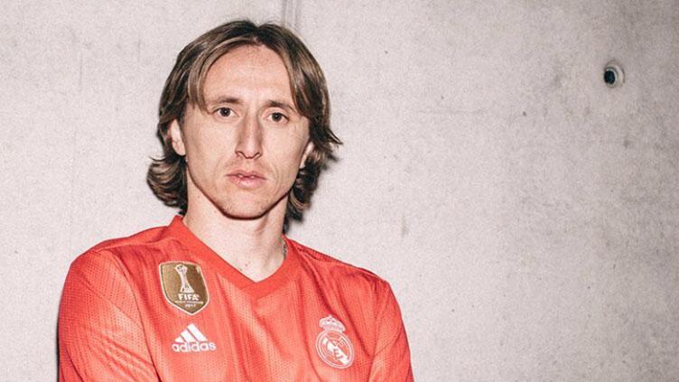 Luka Modric dalam pemotretan jersey anyar Real Madrid Copyright: Instagram/Real Madrid FC