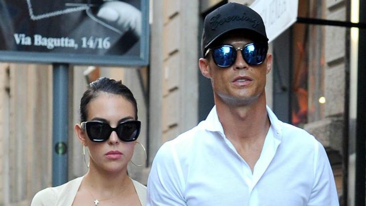 Cristiano Ronaldo berjSempat dikabarkan bakal putus, Cristiano Ronaldo dan Georgina Rodriguez pamer kemesraan berendam di kolam renang di Arab Saudi.alan-jalan dengan sang kekasih, Georgina Rodriguez.