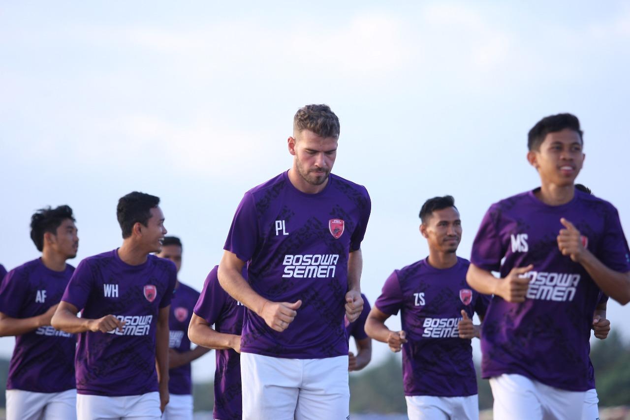 Wiljan Pluim dan kawan-kawan sedang melakukan latihan di Pantai Kuta, Bali Copyright: Media PSM Makassar