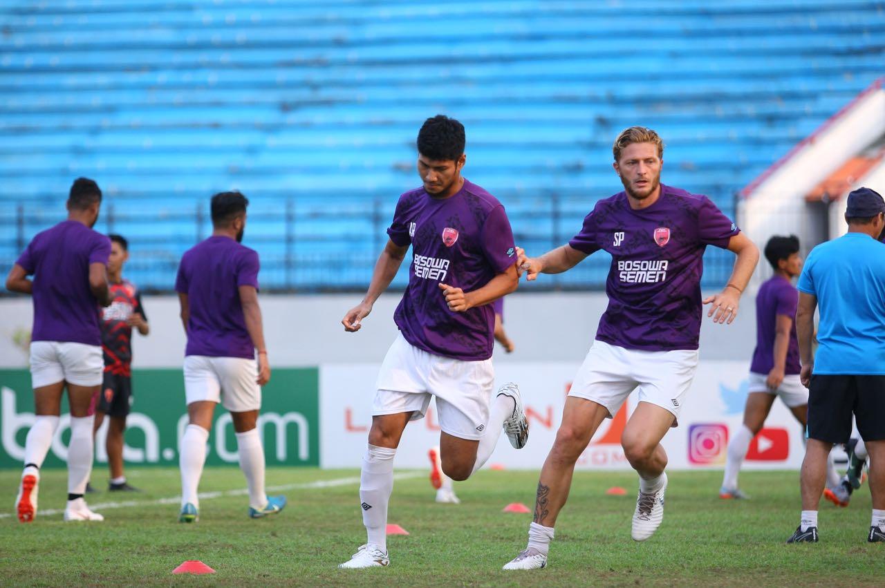 Dua bek PSM Makassar, Steven Paulle dan Abdul Rahman melakukan latihan di Stadion Moch. Soebroto. Copyright: Media PSM Makassar
