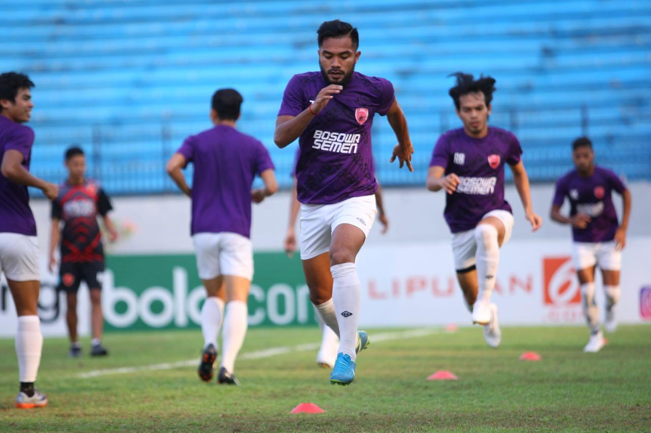 Zulham sedang melakukan pemanasan diStadion Moch. Soebroto
