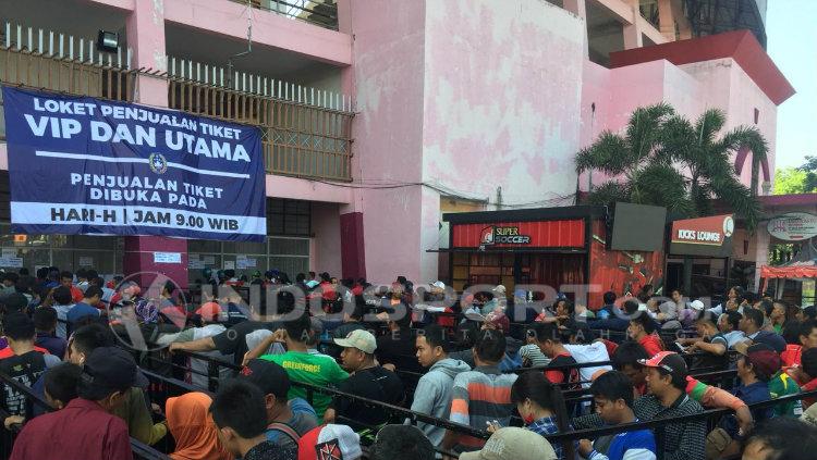 Antrean di loket jelang laga Indonesia U-16 vs Malaysia U-16 di Semifinal Piala AFF U-16.