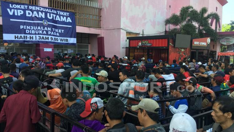 Antrean tiket Piala AFF U-16: Indonesia vs Malaysia.