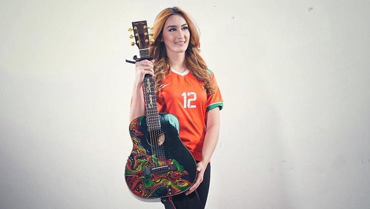 Intan Saumadina saat syuting video klip lagu 'Indonesia Juara'. - INDOSPORT