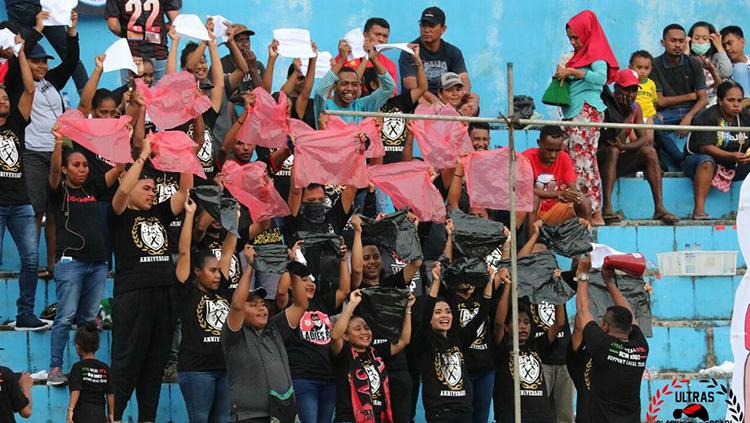 Suporter Persipura saat mendukung timnya bertanding. Copyright: Istimewa