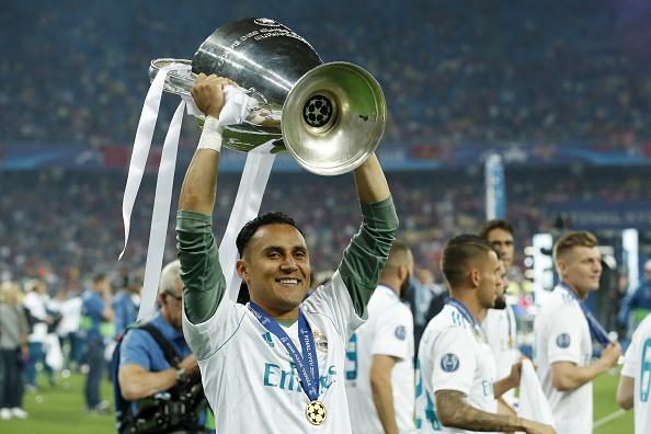 Keylor Navas, kiper Real Madrid mengangkat trofi Liga Champions. Copyright: Getty Images