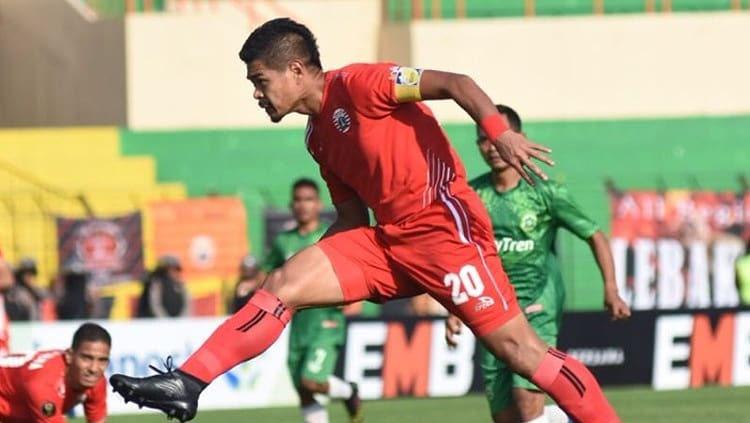 Bambang Pamungkas mengeksekusi bola karah gawang Persikabo.