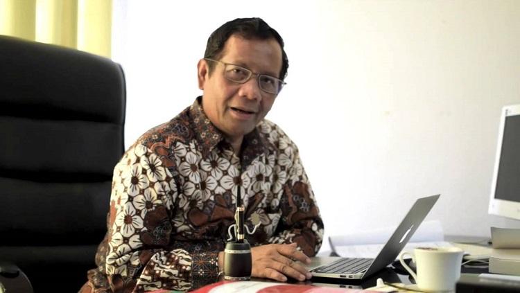 Menteri Koordinator Bidang Politik, Hukum dan Keamanan (Menko Polhukam), Mahfud MD membentuk tim pencari fakta Tragedi Stadion Kanjuruhan.