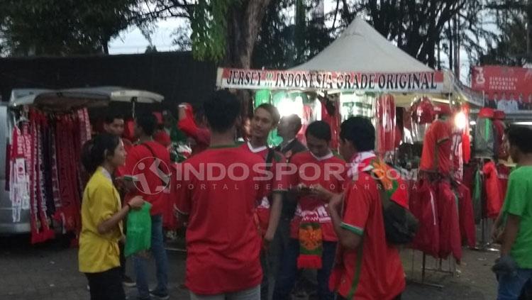 Situasi pedagang jersey Timnas Indonesia U16. Copyright: Zainal Hasan/INDOSPORT