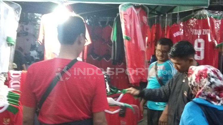 Situasi pedagang jersey Timnas Indonesia U16. - INDOSPORT