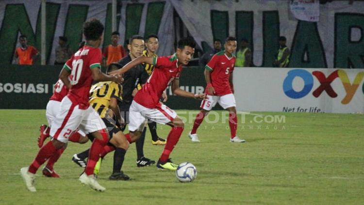 Situasi pertandingan Indonesia U16 melawan Malaysia.
