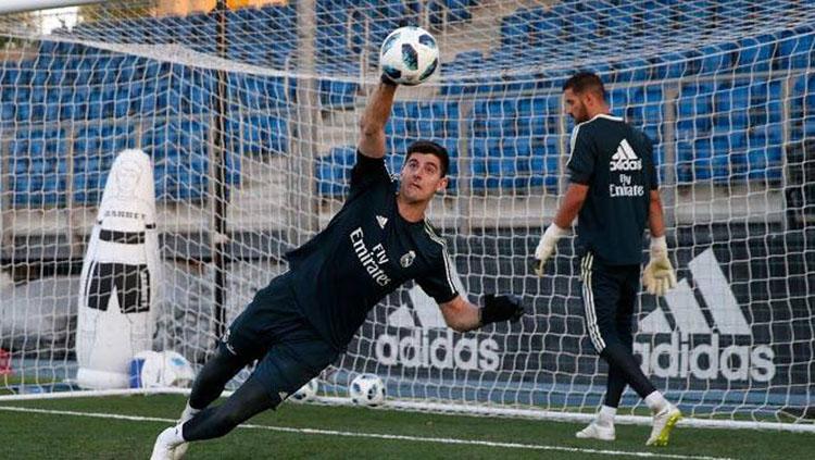 Sesi latihan kiper Thibaut Courtois dan Keylor Navas