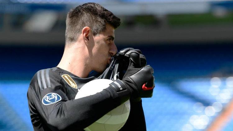 Courtois mencim logo Real Madrid saat sesi perkenalan. Copyright: Talksport