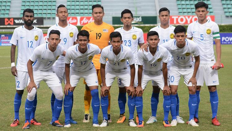 Suporter Malaysia terlihat sangat tidak puas usai negaranya disingkirkan Kamboja di laga terakhir grup A SEA Games 2019, Rabu (4/12/19).
