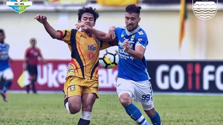 Jonathan Bauman (Persib) duel dengan pemain Mitra Kukar.
