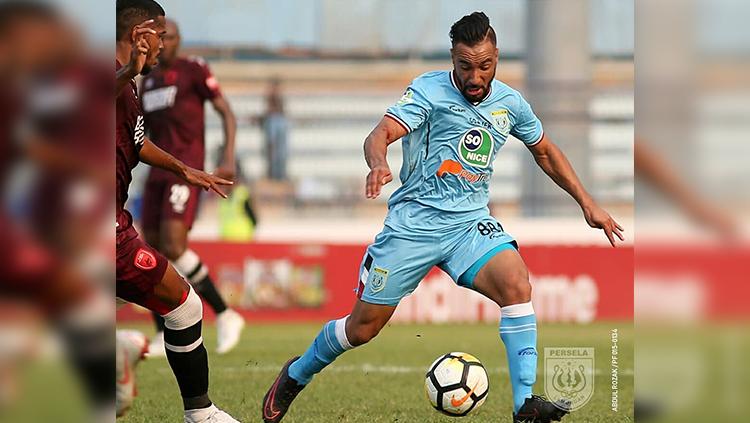 Diego Assis tengah mengontrol bola. Copyright: Persela Lamongan