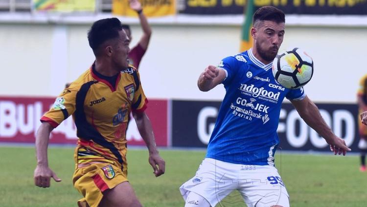 Jonathan Bauman mengontrol bola dari pemain Mitra Kukar.