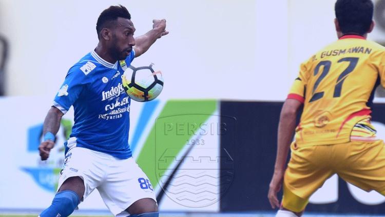 Patrich Wanggai tengah mengontrol bola dari pemain Mitra Kukar. Copyright: Persib Bandung