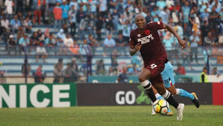 Alessandro Ferreira Leonardo membawa bola ke arah gawang Persela Lamongan.